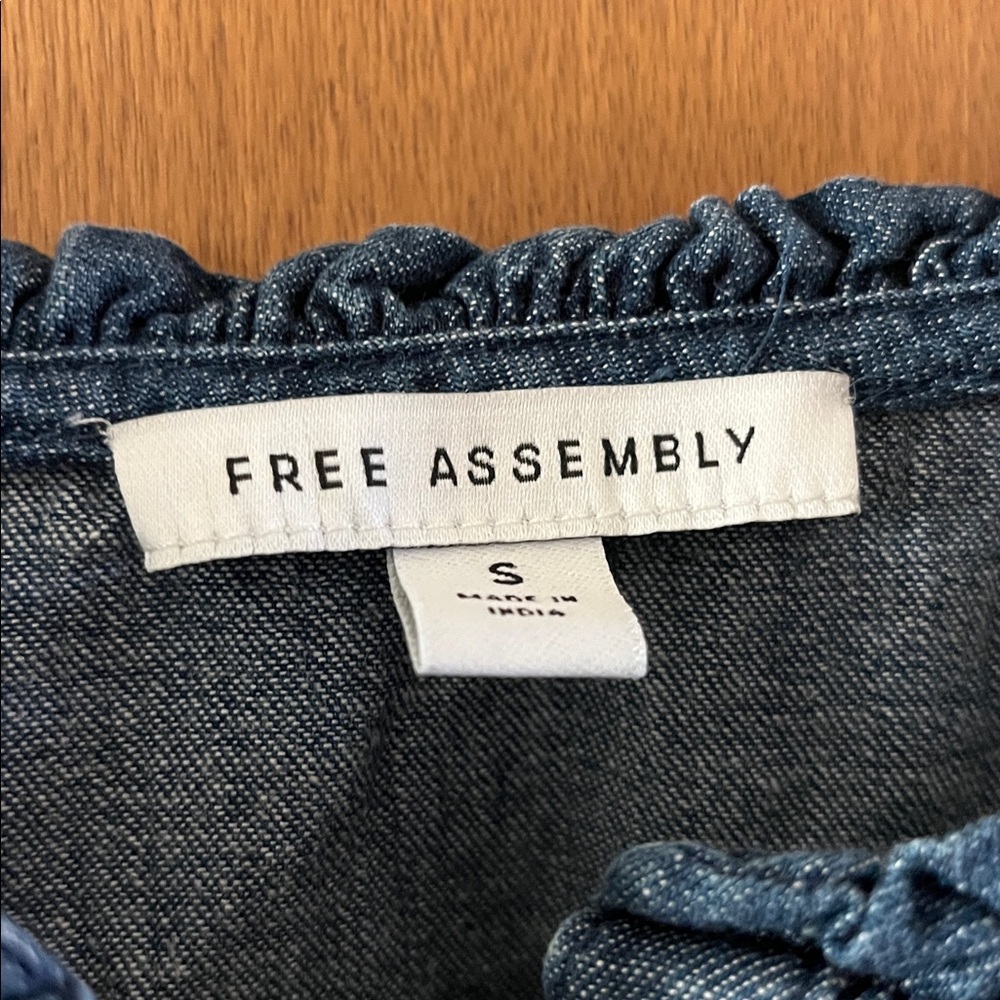 Free Assembly Functional Drawstring Ruffle-Detail Denim Dress - Picture 2 of 4